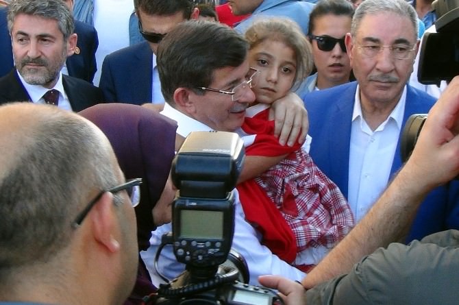 Başbakan Davutoğlu’nun Çocuk Sevgisi