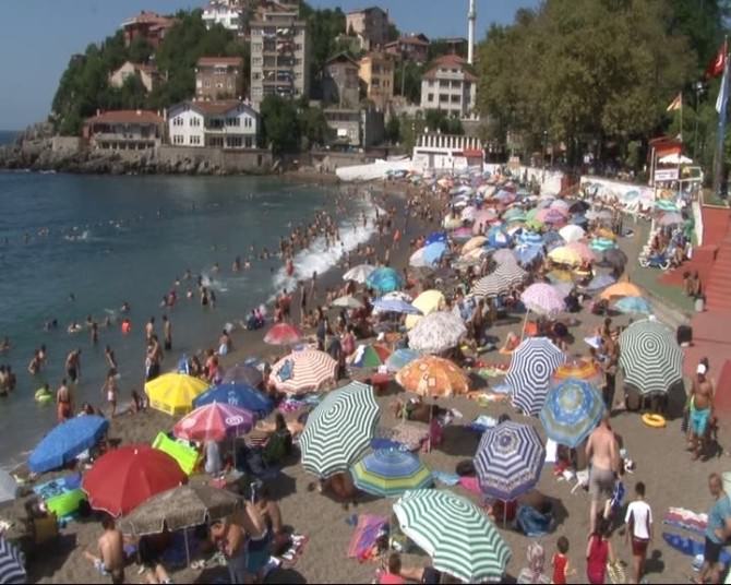Sıcaktan Bunalan Vatandaşlar Plajlara Akın Etti