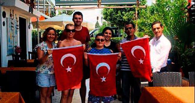 MADDER üyeleri Türk Bayrağı açtı
