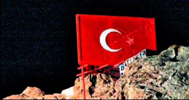 Türk bayrağının yıldızını söktüler