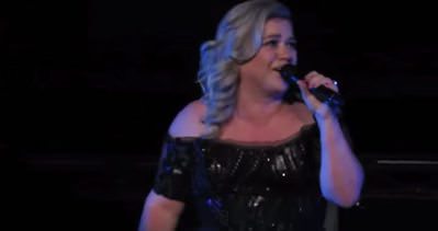 Kelly Clarkson hamile olduğunu sahnede açıkladı
