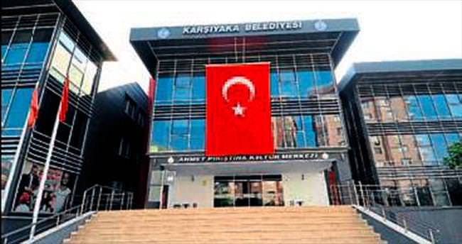 Karşıyaka’da teröre Türk bayraklı tepki
