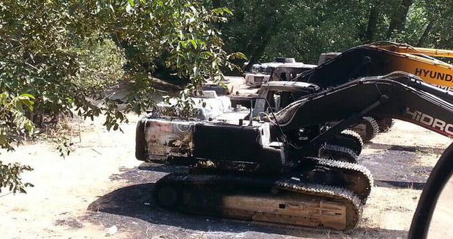 PKK, Şemdinli’de özel bir firmaya ait 5 iş makinesi yaktı