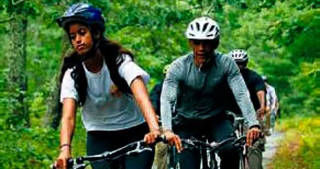Obamalar tatilde bisiklet turu attı