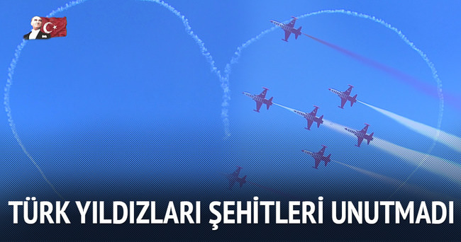 Türk Yıldızlarının gösteri uçuşu nefes kesti