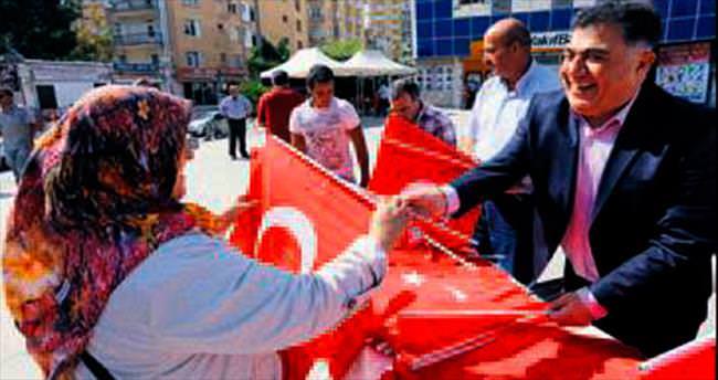 15 bin Türk bayrağı dağıttılar