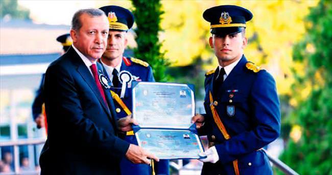 Yeni mezun teğmenlerin diploması Erdoğan’dan