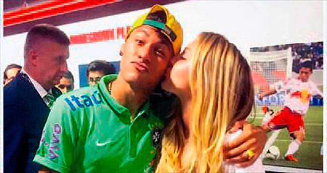 Neymar’a ’tatlı’ bir öpücük!