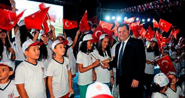 Türk bayrağıyla sahneye çıktılar