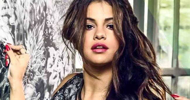 Selena Gomez: Üstsüz pozumda photoshop var