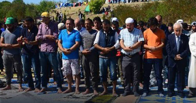 Sığınmacılar TEM’de cuma namazı kıldı