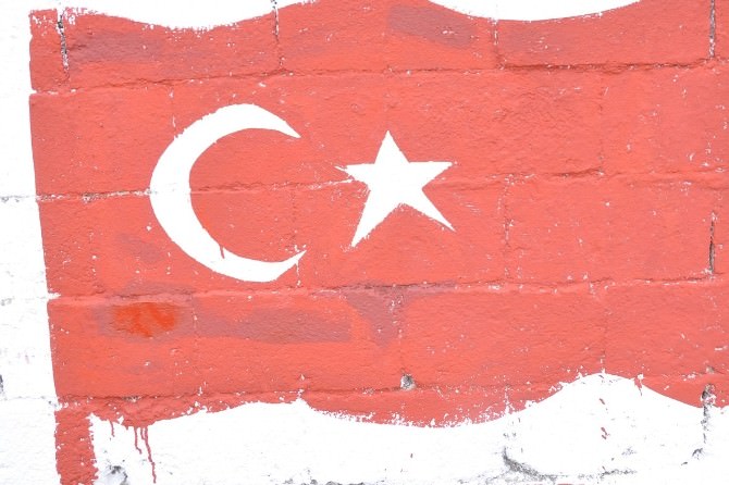Teröre Tepki Gösteren Vatandaş Evinin Bahçesine Türk Bayrağı Çizdi