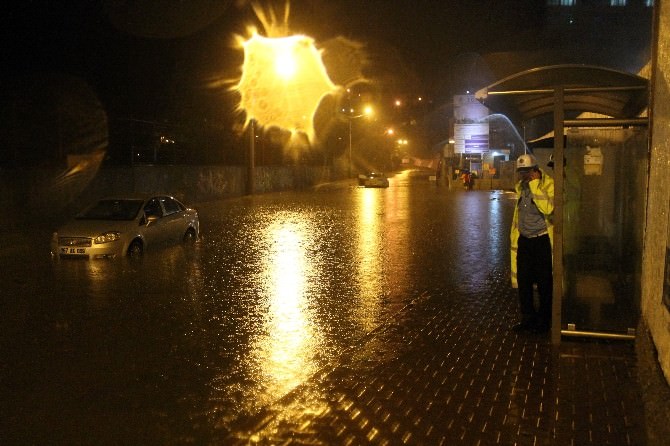 Zonguldak’ta Şiddetli Yağış Sebebiyle Araçlar Suya Gömüldü