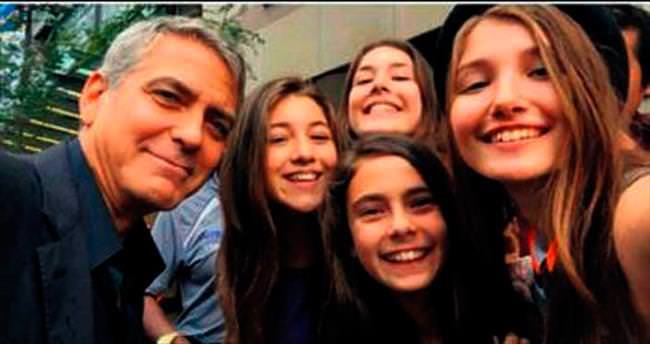 Clooney, Mustang kızlarıyla