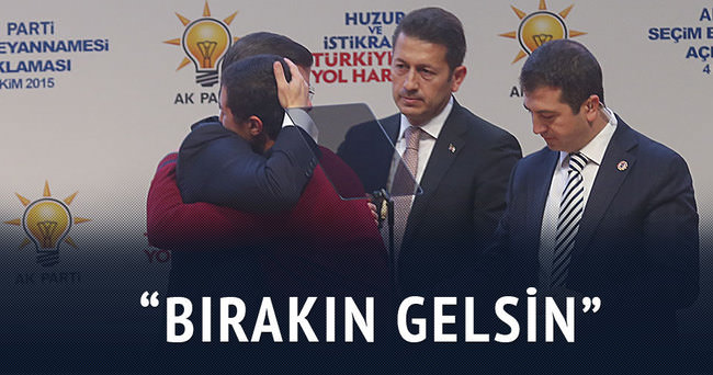 Kürsü’ye çıktı, Başbakan Davutoğlu’na sarıldı