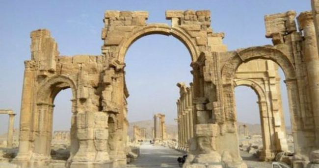IŞİD Palmyra’daki tarihi kemeri havaya uçurdu