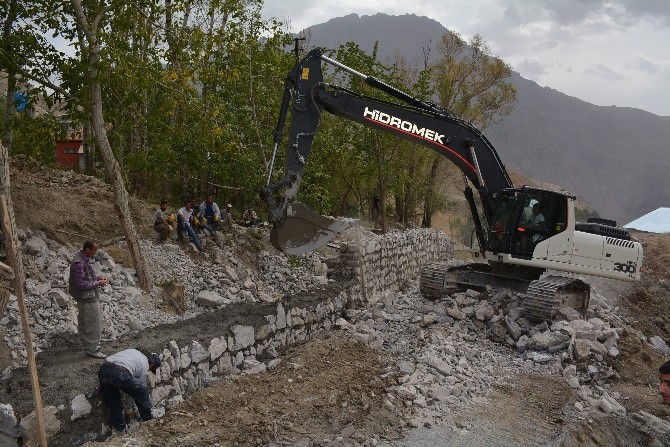 Hakkari Belediyesi Yeni Açtığı Yola İstinat Duvarı Yapıyor