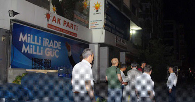 Diyarbakır’da AK Parti Başkanlığı’na bombalı saldırı