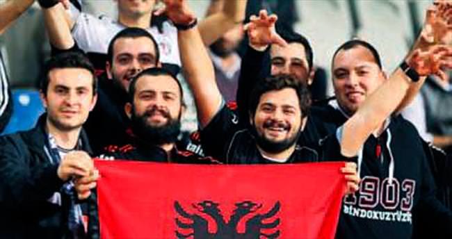 Tosic’e Arnavutluk bayrağı açtılar