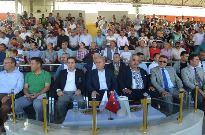 Adana Valisi Büyük Kozan Belediyespor’un Maçını İzledi