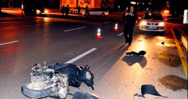 Duran motosiklete otomobil çarptı: 1 yaralı