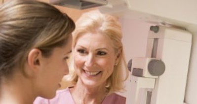 Erken yaşlarda mamografi yaptırmak gerekmiyor