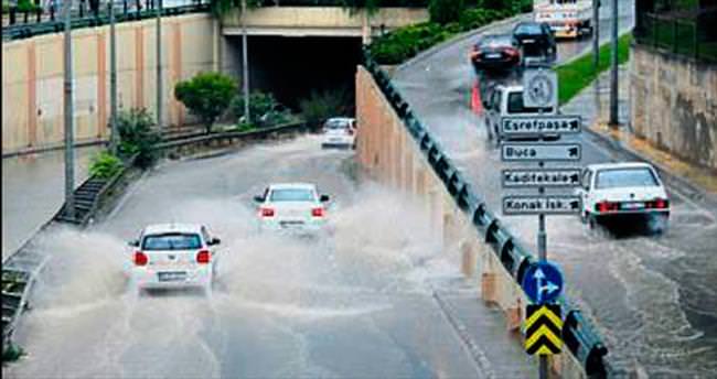İzmir’de şiddetli yağış etkili oldu
