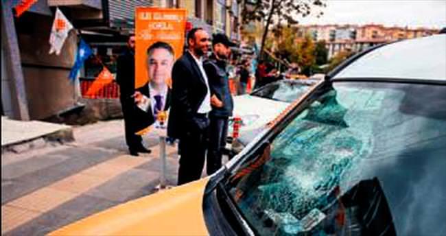 AK Parti seçim aracına taşlı sopalı saldırı