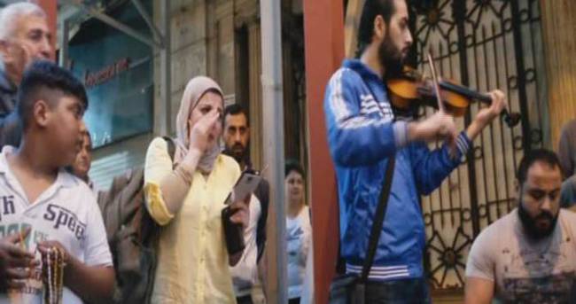 Arapça ezgiler Suriyeli kadını gözyaşlarına boğdu