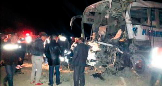 Otobüs TIR’a arkadan çarptı: 3 ölü 24 yaralı