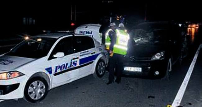 Dubaları toplayan polise araç çarptı