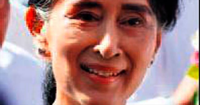 Myanmar’da Kyi zaferini ilan etti