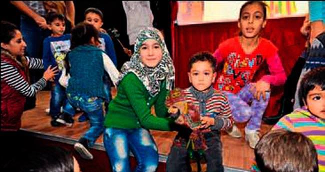 Suriyeli çocuklar Karagözle tanıştı