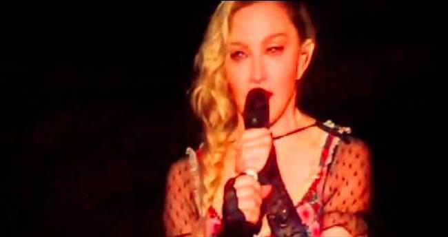 Madonna Paris için ağladı