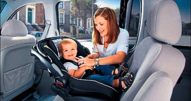 Bebek oto koltukları kaza riskini azaltıyor