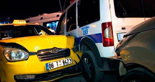 Kontrolden çıkan taksi polis memuruna çarptı