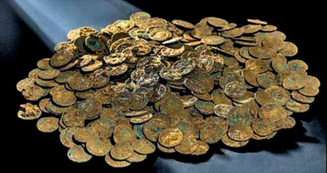 Çiftçi, tarlada 4 bin altın Roma sikkesi buldu