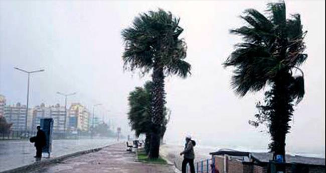 Lodos ve yağmur Antalya’yı etkiledi