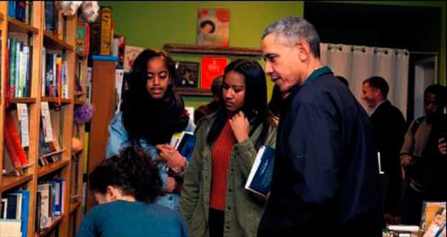 Obama kızlarıyla kitapçıya gitti