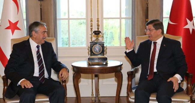 Davutoğlu ve KKTC Cumhurbaşkanı’ndan ortak basın toplantısı