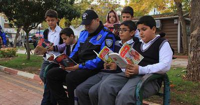 Polisler öğrencilerle kitap okudu