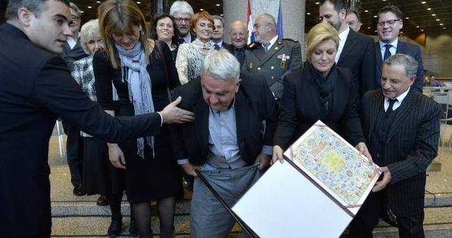 Fotoğrafı çekilen Hırvat Başkan’ın pantolonu düştü