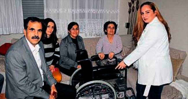 MS hastası kadına tekerlekli sandalye