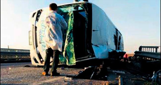 Kamyonetle minibüs çarpıştı: 1 ölü, 20 yaralı