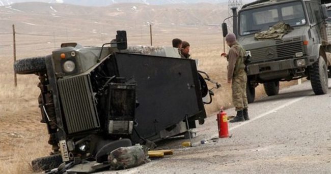Askeri araç kaza yaptı: 4 asker yaralı