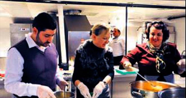 Türk ve Rus aşçılar Suriyeli çocuklara yemek yaptı