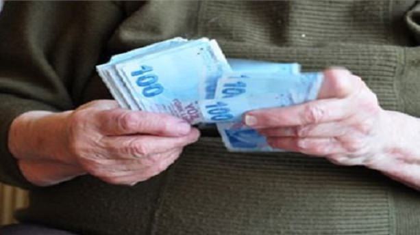 Emekliye 100 lira zam meclisten geçti