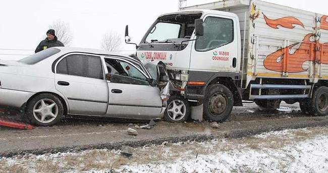 Tekirdağ’da kamyonla otomobil çarpıştı: 2 ölü