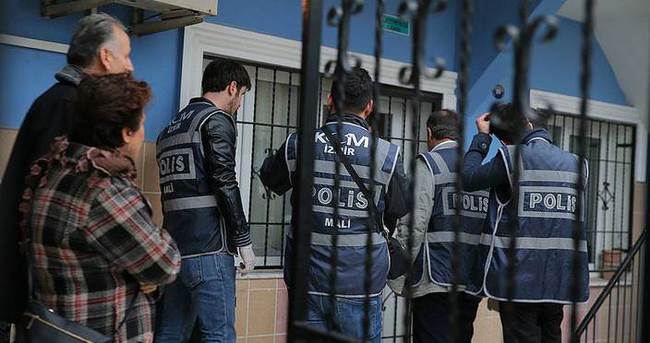 İzmir’deki FETÖ operasyonunda 2 kişi kaçmaya çalışırken yakalandı