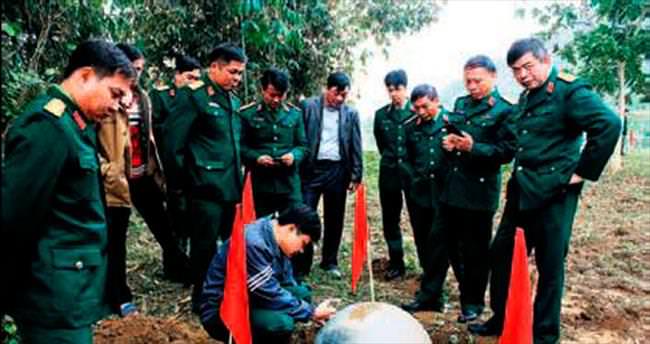 Vietnam’da gökten metal toplar düştü